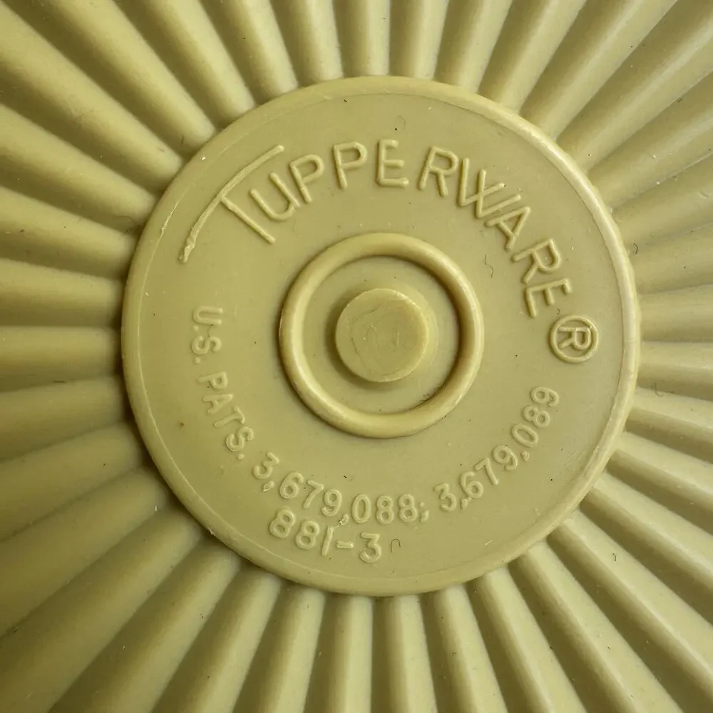 Vtg Tupperware 17 Cup Harvest Gold Round Salad Bowl Container 880-5-w/Lid 881-1